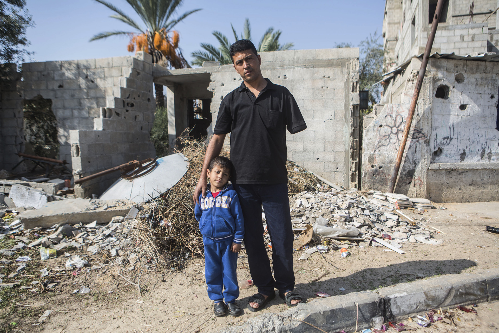 Nabil et son fils Baderaddin, à l'emplacement où la famille Siyam a été décimée.
