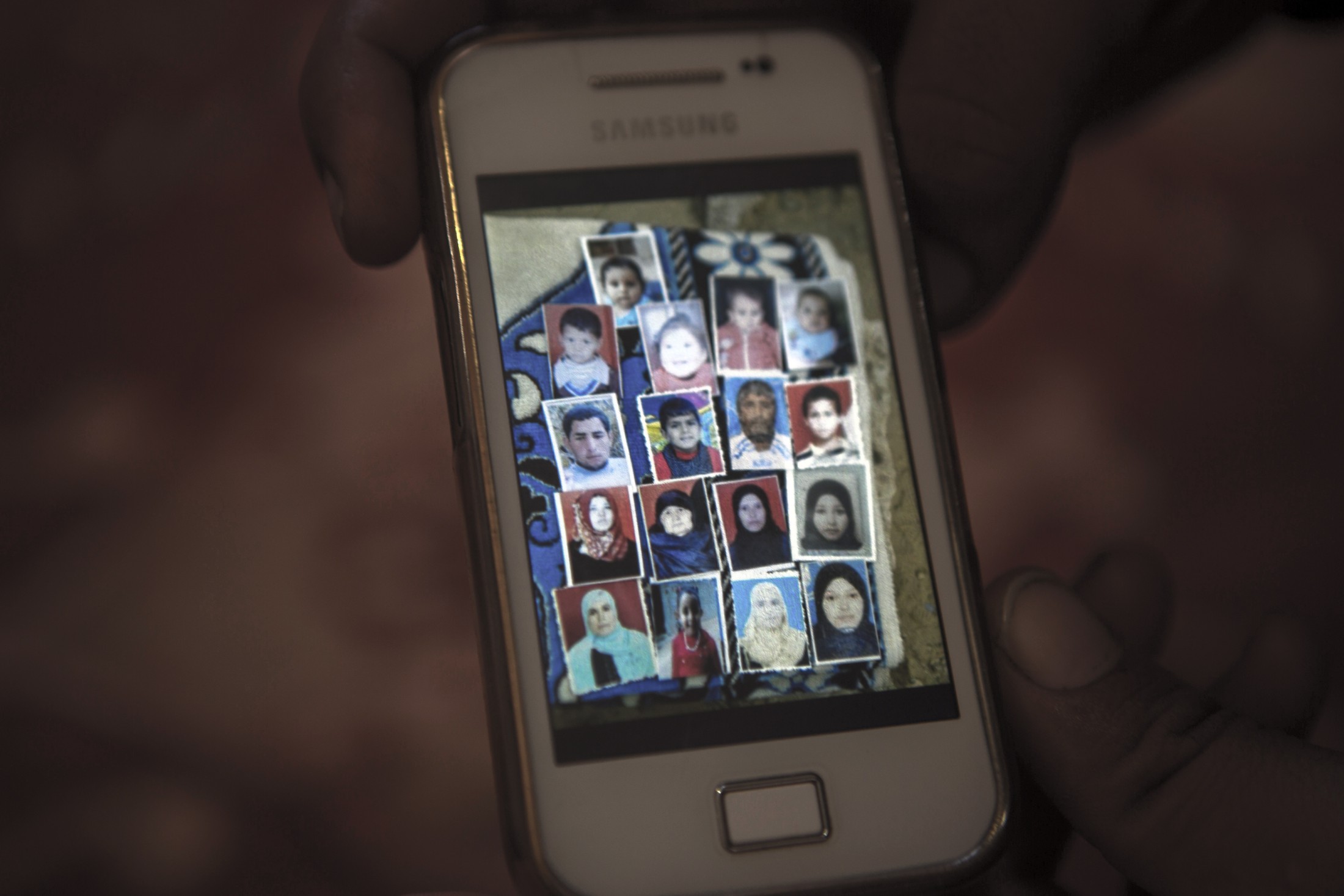 Zdjęcia członków rodziny al-Nadżar, którzy zostali zabici w środku nocy, we własnym domu. Pośród nich było dziesięcioro dzieci.
