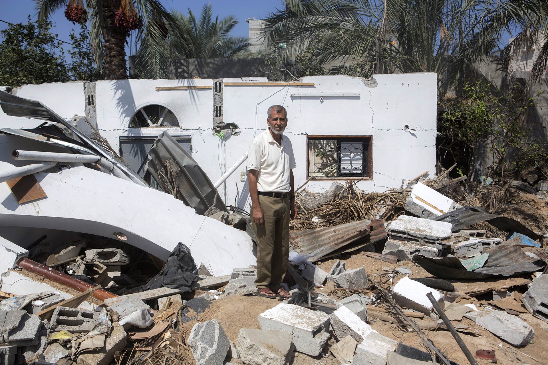 Mustafa in den Ruinen der zerbombten Häuser seiner Familie.
