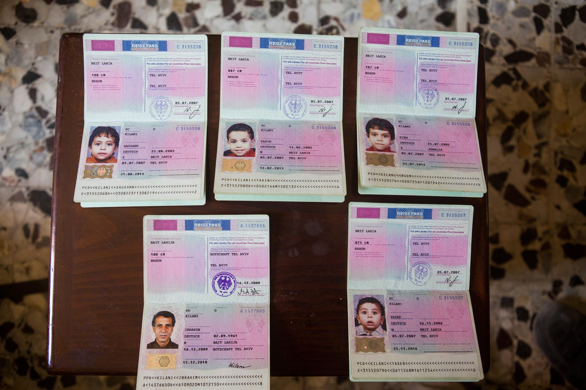 Ibrahim i wszystkie jego dzieci mieli niemieckie obywatelstwo. Na zdjęciu widać ich niemieckie paszporty, odnalezione w gruzach kilka dni po bombardowaniu.
