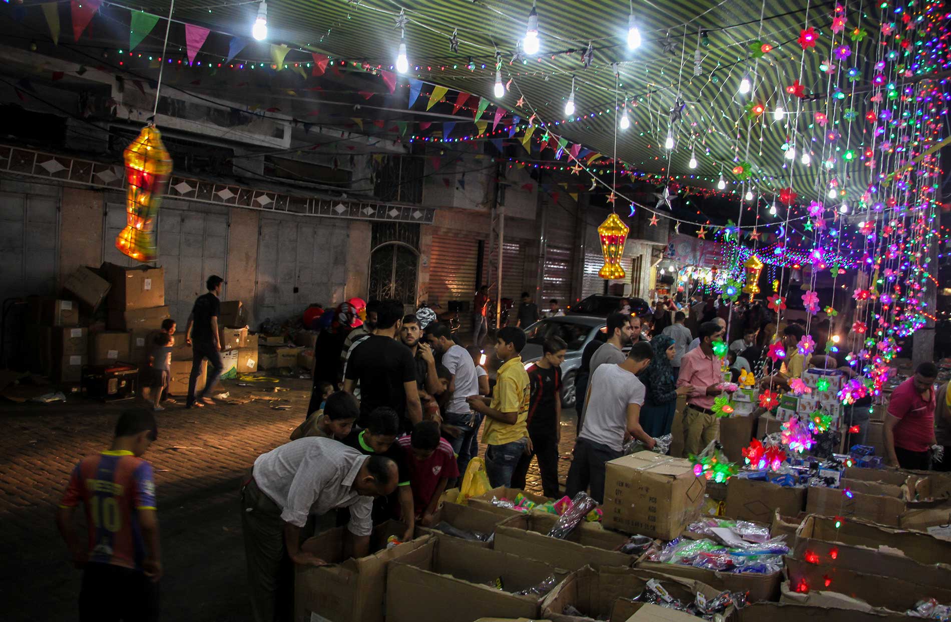 Nacht während des Ramadan in Gaza, 2016
Ramadan, der heilige Monat der Muslime, ist eine Zeit des Fastens und der nächtlichen Feierlichkeiten
