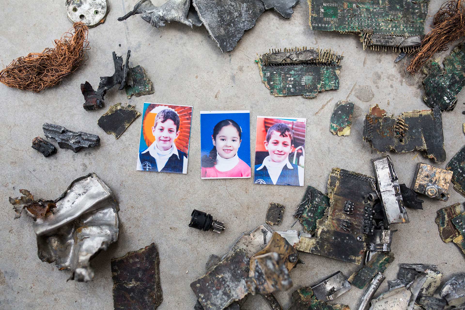 Von links: Wassim, Afnan und Jihad. Der kleine schwarze Gegenstand  in der Bildmitte ist ein Teil der Bombe, die die drei Kinder tötete. Dieses Teil wurde in Frankreich hergestellt.
