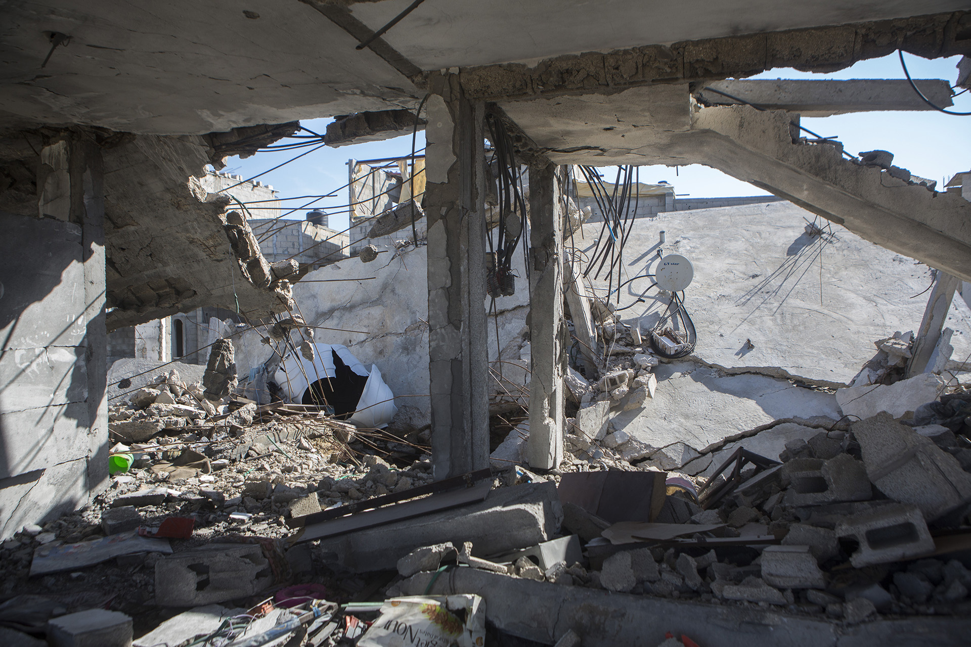 « J’ai construit cette maison en 1986 pour tous mes enfants » - dit Salem. Il travaillait pour des fermes israéliennes afin d'économiser de l’argent pour cette maison. Un an après qu’elle ait été bombardée, les décombres ont été dégagés, et une nouvelle maison est en construction sur un terrain adjacent.
