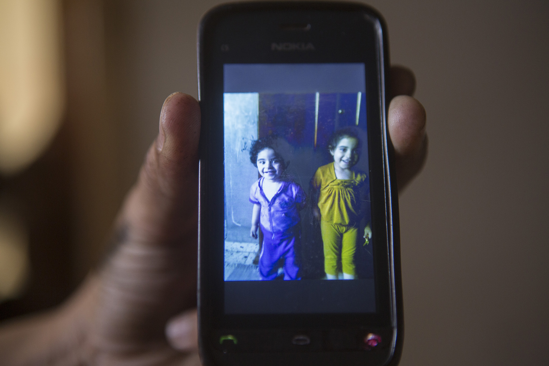 Zdjęcie Hali i Dżany, siostrzenic Mohameda, które zginęły wraz ze swoimi rodzicami na skutek zbombardowania domu rodziny Maadi przez izraelską armię.

