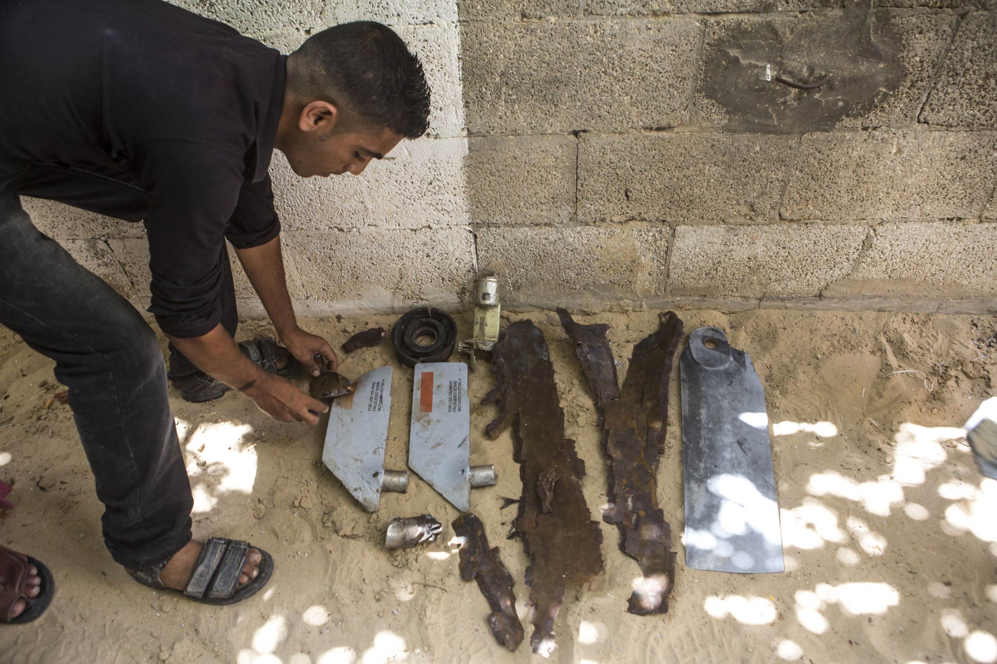 Pieces of the bomb that was dropped on the al-Louh family. The two grey elements are the fins of a guided bomb, so-called ‘smart bomb’. They help steer it, so that it hits the target precisely – in this case a house with Rafat's sleeping family inside.
