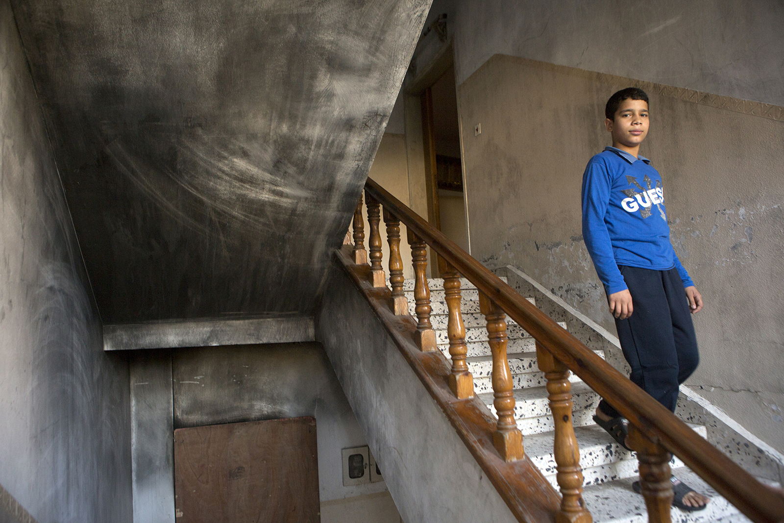  Ibrahim, Ismail, ihre Eltern und andere Geschwister leben noch immer in dem teilweise verbrannten Haus, das jederzeit einstürzen könnte.
