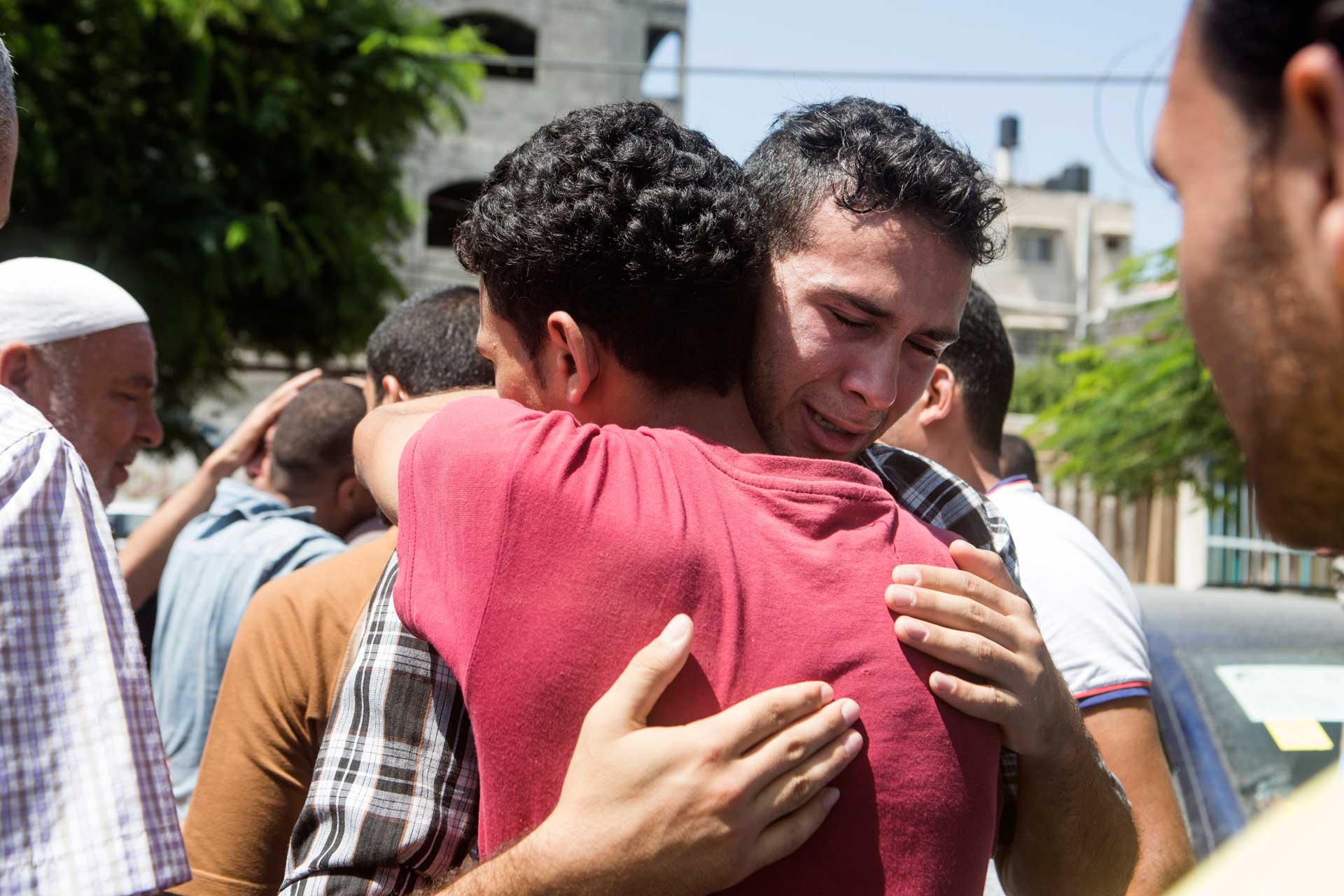 Kolejny z braci al-Chalili, dwudziestoletni Ismail, płacze, pogrążony w rozpaczy przed kostnicą szpitala al-Szifa w Gazie.
